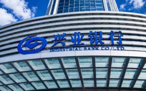 兴业这张白金卡，线上支付满5万可免年费