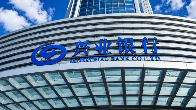 兴业这张白金卡，线上支付满5万可免年费