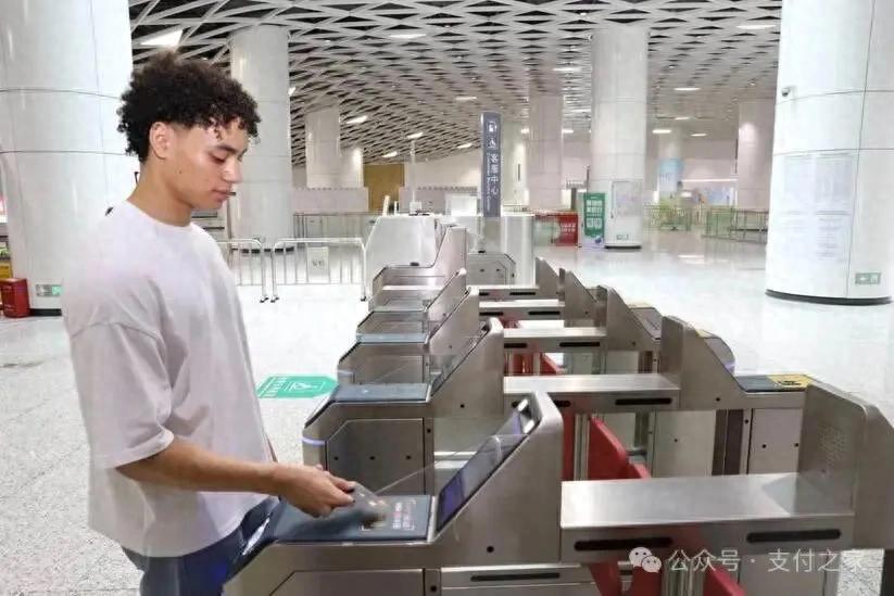 “一拍即乘”！银联商务助力深圳地铁实现国际银行卡拍卡过闸